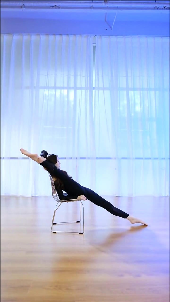 小姐姐穿着旗袍秀一字马,动作优雅真美丽!