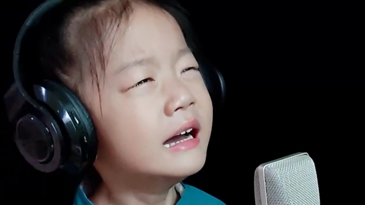 小姑娘深情演唱《天之大》,感动了千万妈妈的心