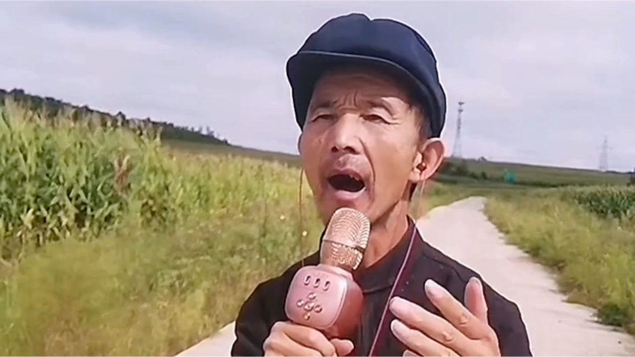 农村帅气淳朴大叔一首《骏马奔驰保边疆》唱得激情嘹亮,太好听了