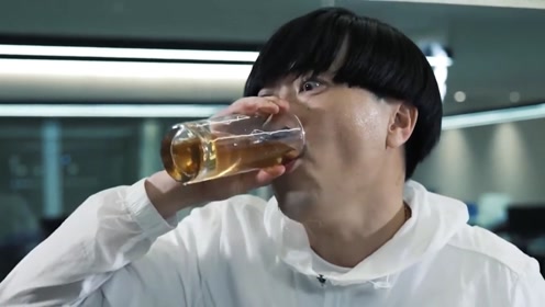 上传者:陈飒飒时 间:2018-04-02尿急的火辣黑妹被吊在半空中,实在憋不