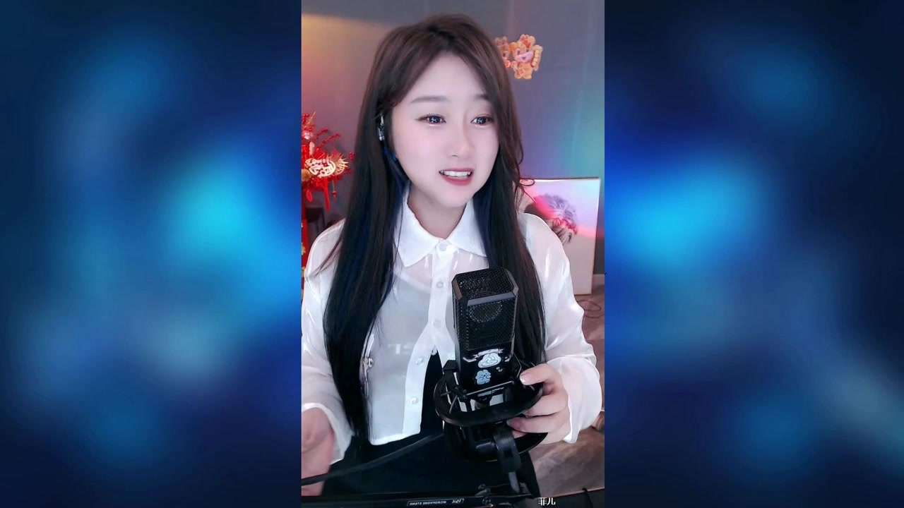 菲儿演唱《爱上草原爱上你》爱上草原爱上你,爱上这简单让我着迷