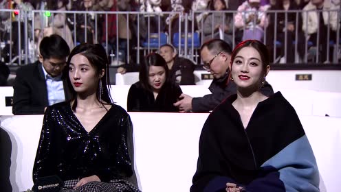 爱豆机位:余承恩暖心为万鹏整理裙子