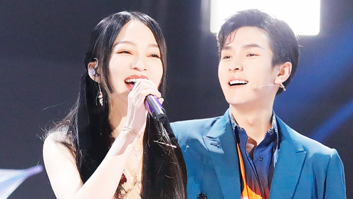 李佳琦追星成功!与女神张韶涵超默契合唱《淋雨一直走》