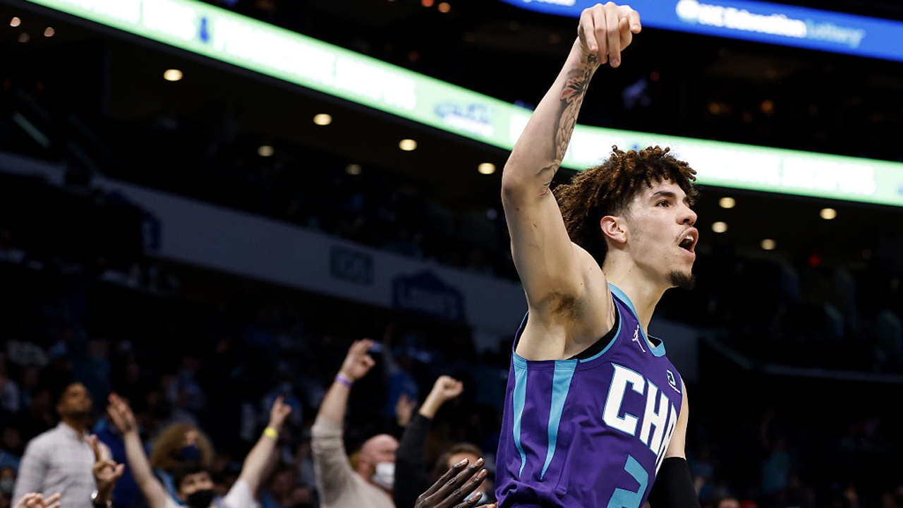 【原声】15日NBA十佳球 三球狂秀操作两度上榜 伊戈达拉背传助攻纵贯全场