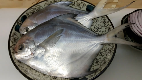 两条平子鱼10元钱,小伙这样做,一上桌就被抢光了