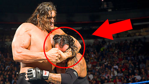 wwe巨人卡里真不简单,面对送葬者几个回合就将其打出擂台!