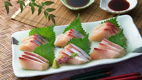 日本人吃生鱼片,被这条"弹起"的鱼吓哭了!