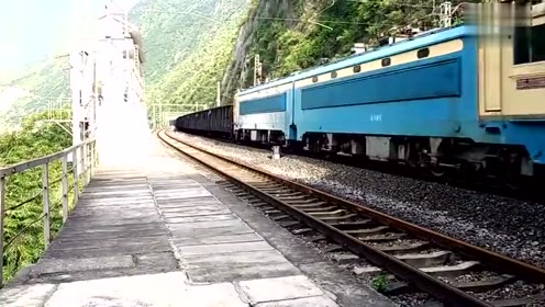 成昆铁路之艰险,悬崖边上的火车站 尼日站