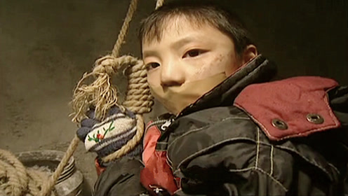 小男孩被人贩子绑架,当他一说出自己爸爸的名字,绑匪都吓懵了!