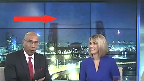俄勒冈州新闻直播中后面大屏幕出现不明飞行物的图片