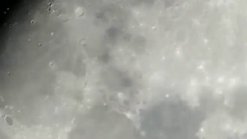 天文望远镜拍摄月球表面飞过一个巨型UFO的图片