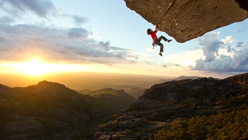 隔着屏幕都心慌!男子徒手攀登900米垂直悬崖