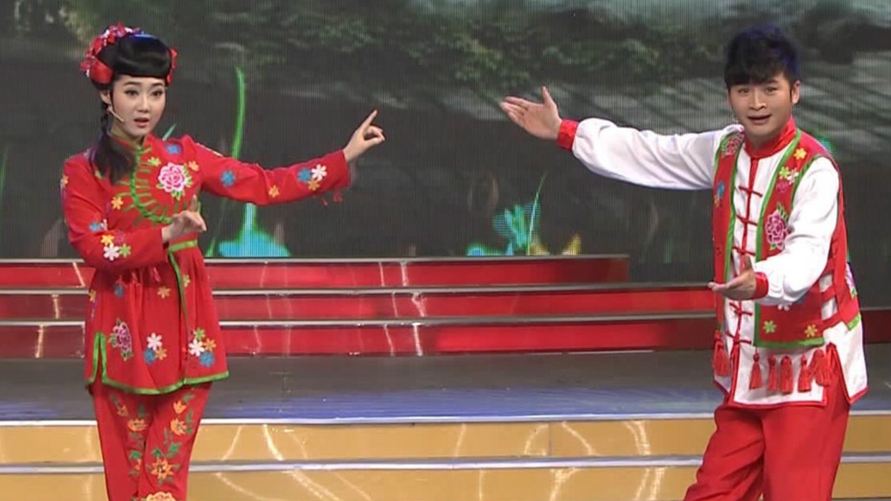 4k超清体验  04:07   二人转界金童玉女唱《锯大缸》,夫妻是二人转