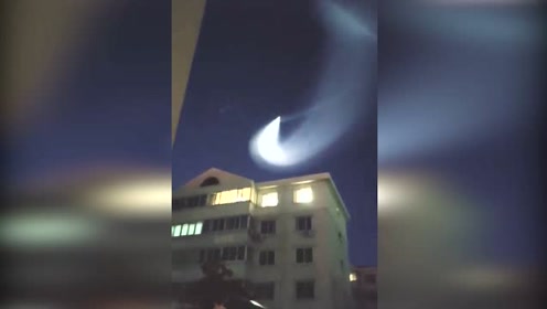 UFO？各地网友拍到天空不明飞行物：白色光芒还拖着“尾巴”的图片