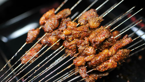 西安的铁签烤肉满满的辣椒孜然烤得焦香 价格便宜还好吃