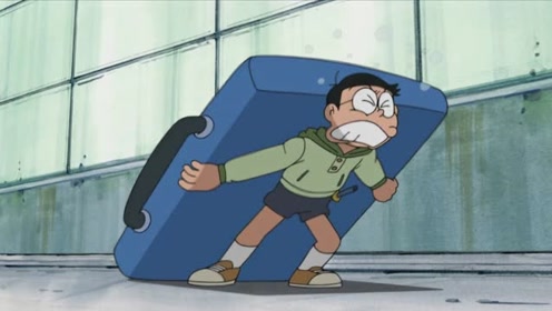 《哆啦a梦》变小的大雄被一个书包压倒了,超夸张!