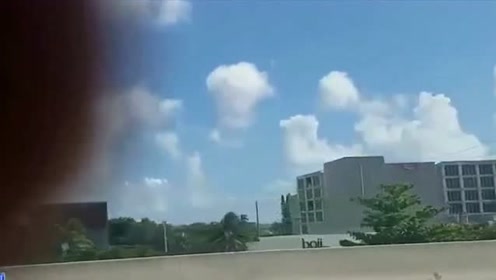 美国迈阿密的高速公路上，出现的UFO，被人拍了下来