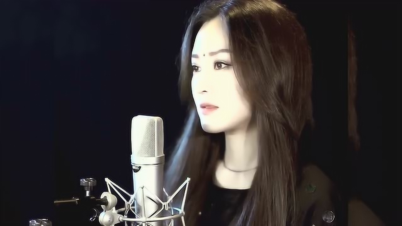 那个女孩为你哭红了双眼,美女唱得很好听,表情很投入