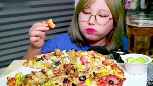 四眼胖妹吃拼盘披萨,搭配一大杯啤酒,过瘾!