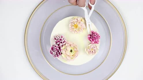 糖师师《超养眼自然系韩式裱花》毛茛蛋糕