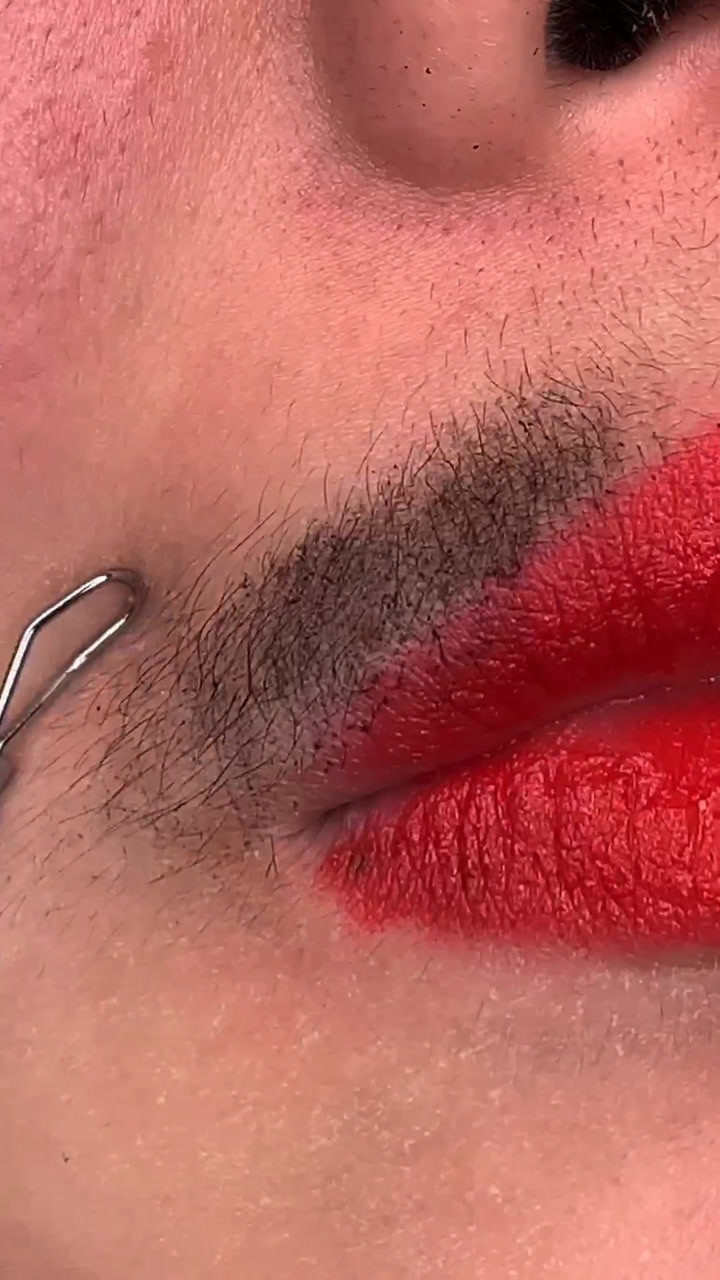 女生长小胡子太尴尬了!都说是男孩子吧