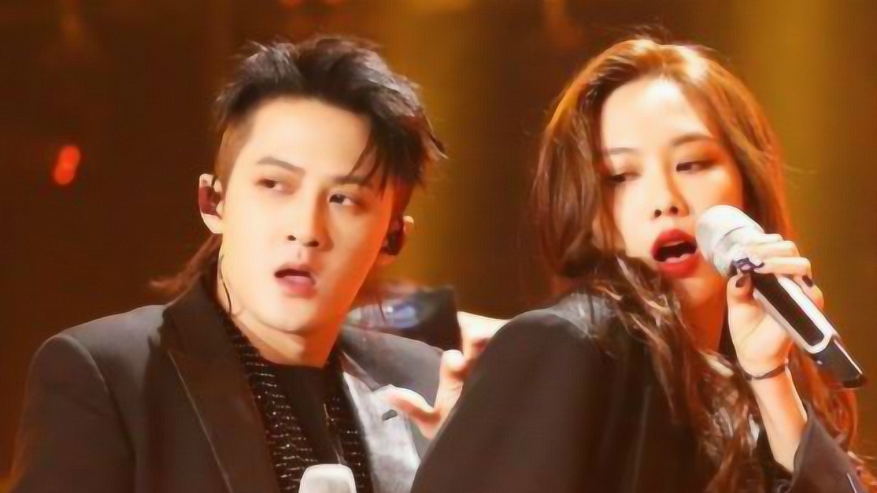 檀健次王霏霏唱跳演绎《处处吻》,贴身热舞燃爆了,太嗨了!