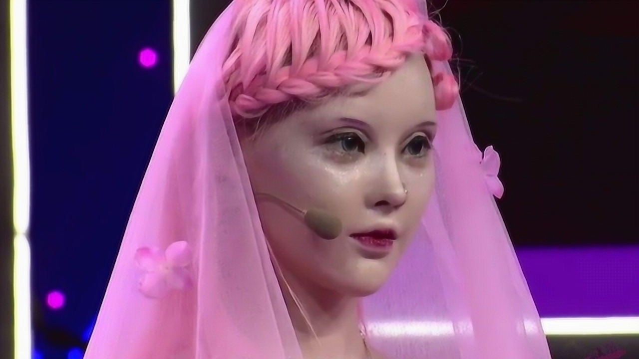 第一"真人芭比"现场卸妆,看到素颜后,怀疑自己的眼睛!