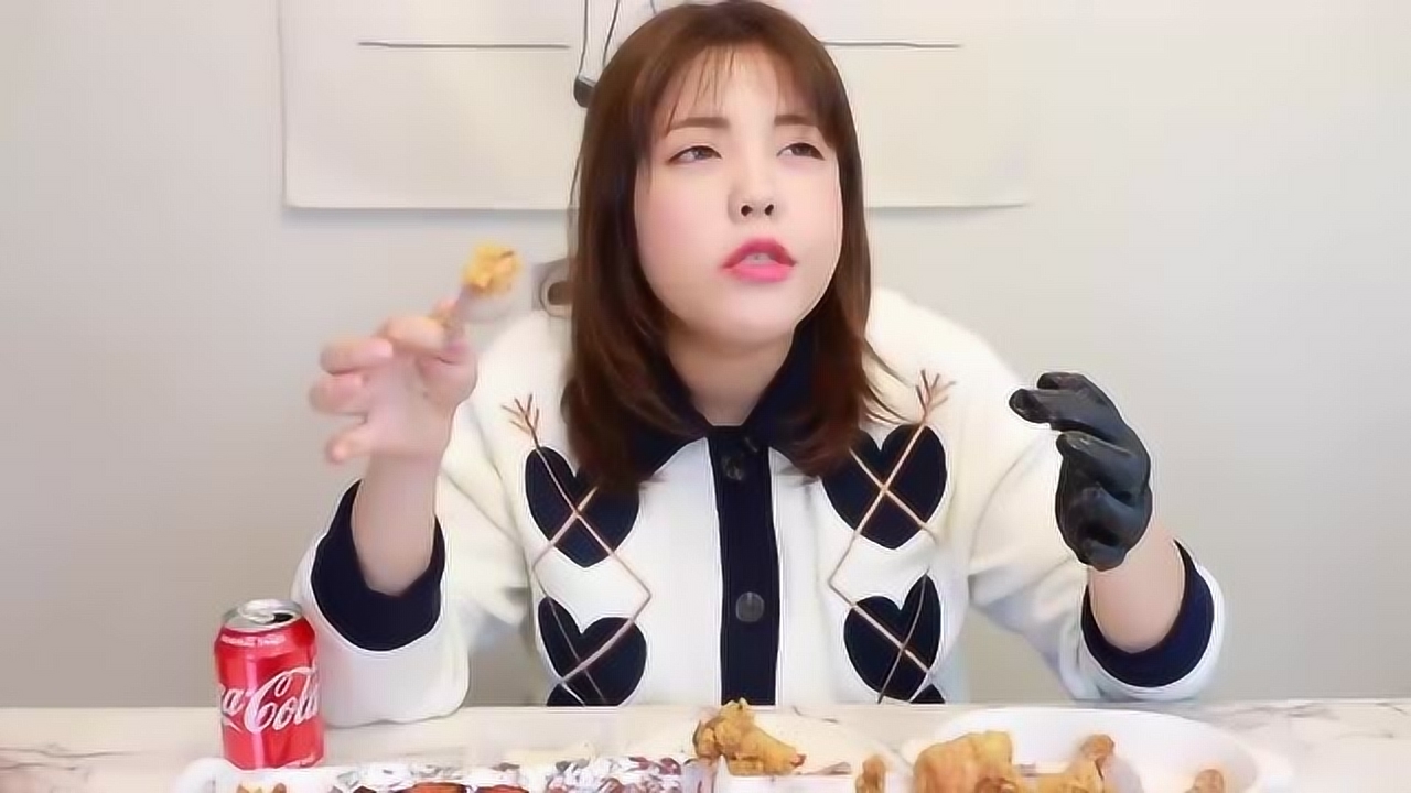 韩国吃播胖姐秀彬,吃香辣炸鸡腿,脆皮炸鸡盐酥炸鸡腿,馋死人了