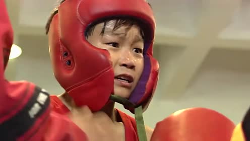 水浒少年和猛虎队散打比赛,狗娃最终击败对手,老师激动哭了