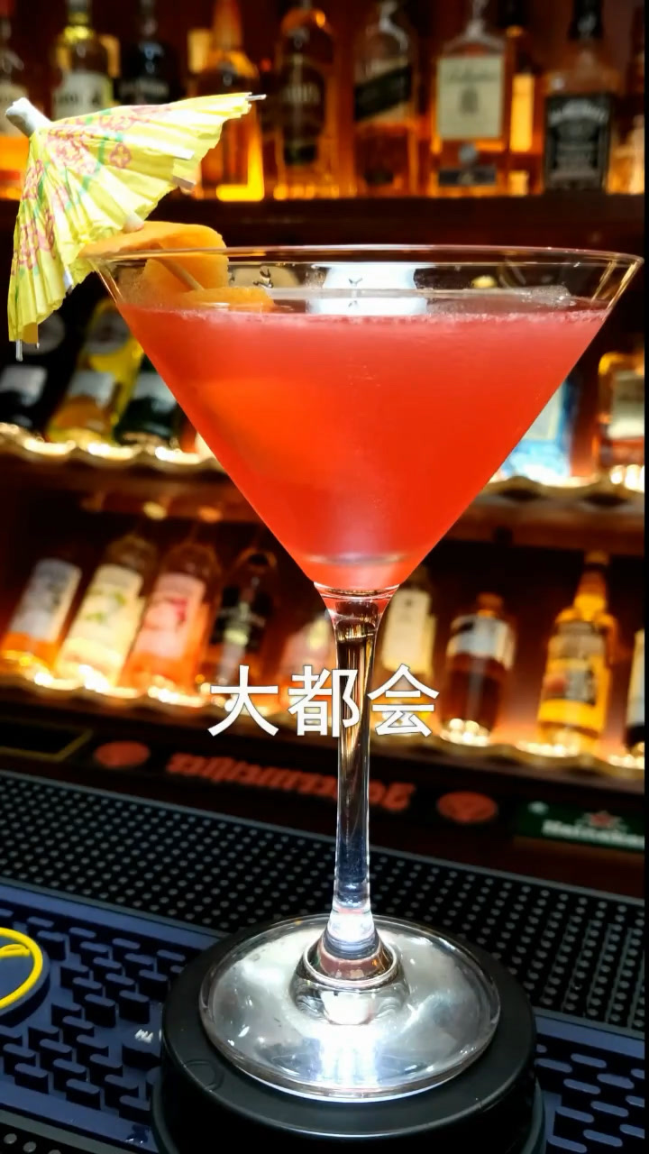 适合女性喝的一款鸡尾酒,口感酸甜仿佛热恋中的感觉