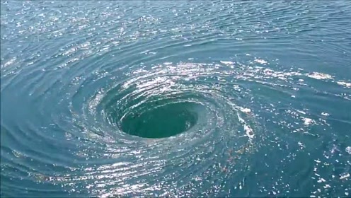 水库放水,水库面形成巨大的漏斗漩涡,霸气