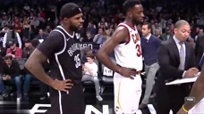 NBA轻松时刻：这哥们偷听战术，还伸手指点。太搞笑了