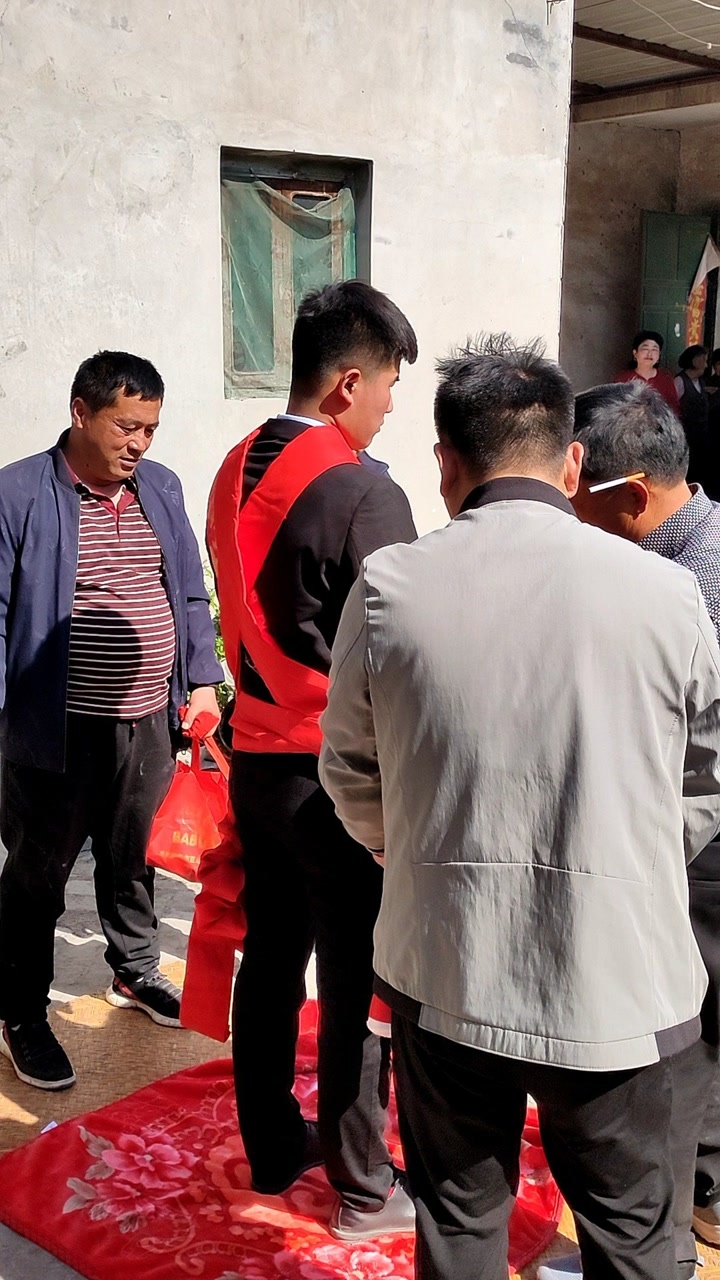 新郎披红叩喜头婚嫁风俗