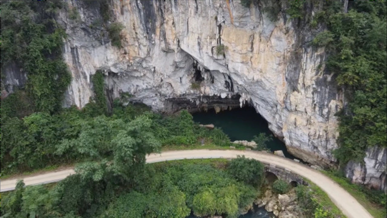 广西大山脚下一处地下河出口,水流量很大,至今没人知道入口在哪里!