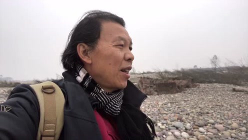 介:户外 探险 奇石 无人区 石友 老石友在深山发现一块好奇石,石头哥