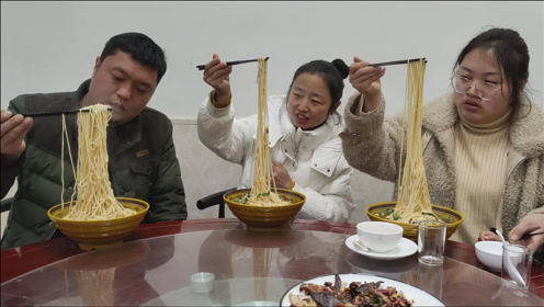 大碗牛肉面配上两个小菜,吃着真过瘾时 间:2021-02-25上传者:乡土小峰