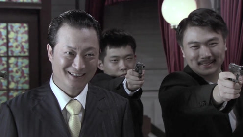 飞虎神鹰:马志成用枪指着燕双鹰,不料他全身挂满手榴弹,秒怂