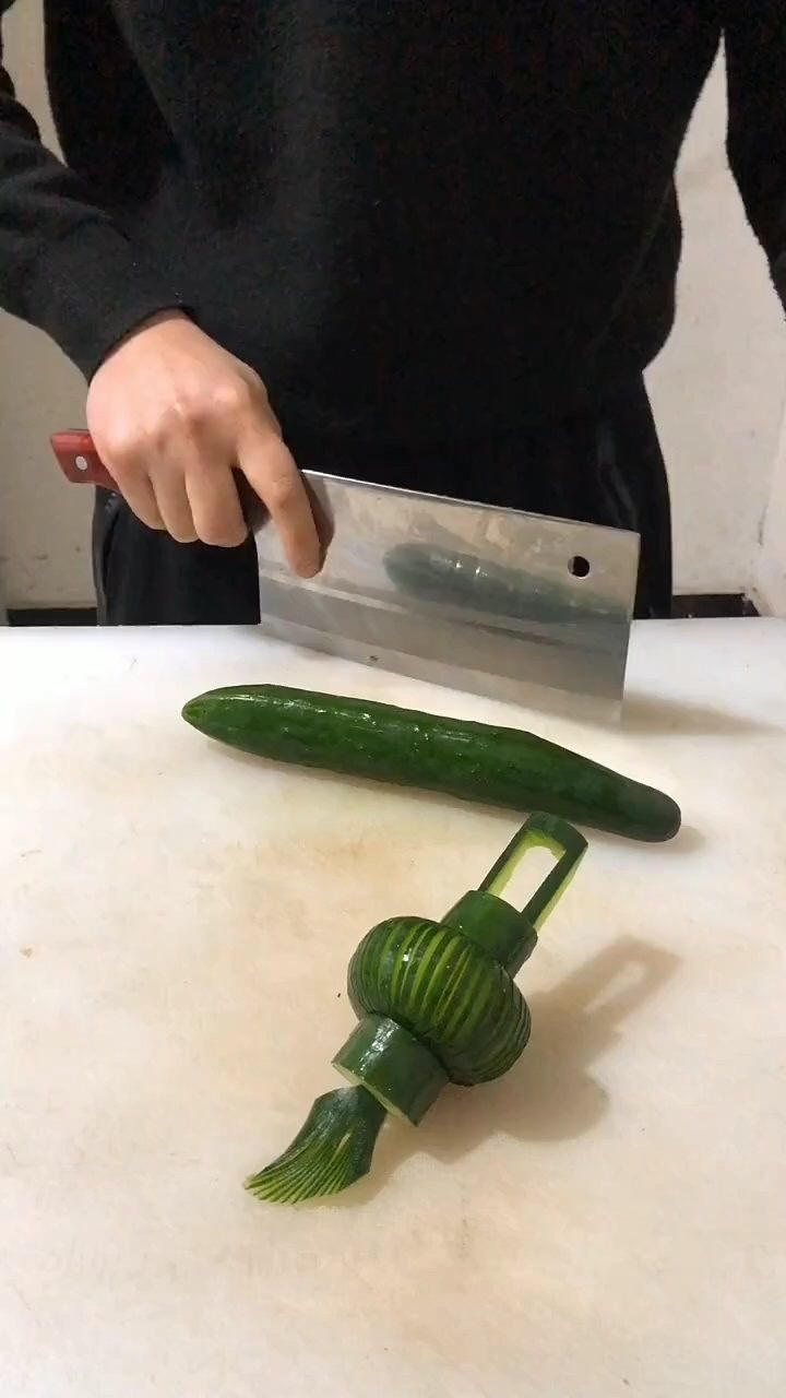 酒店厨师展示黄瓜刀功,手法一绝!