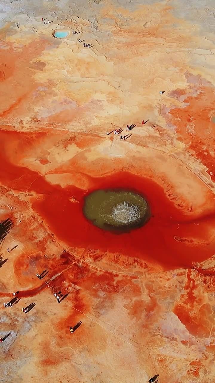 青海发现恶魔之眼,泉水源源不绝地从地下冒出来,形