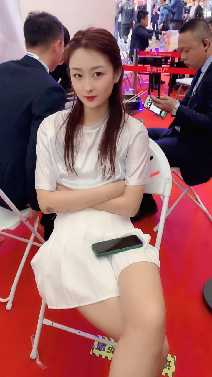 00年21岁了,月入五位数有房有车,居然初吻都献不出去,干净的一尘不染