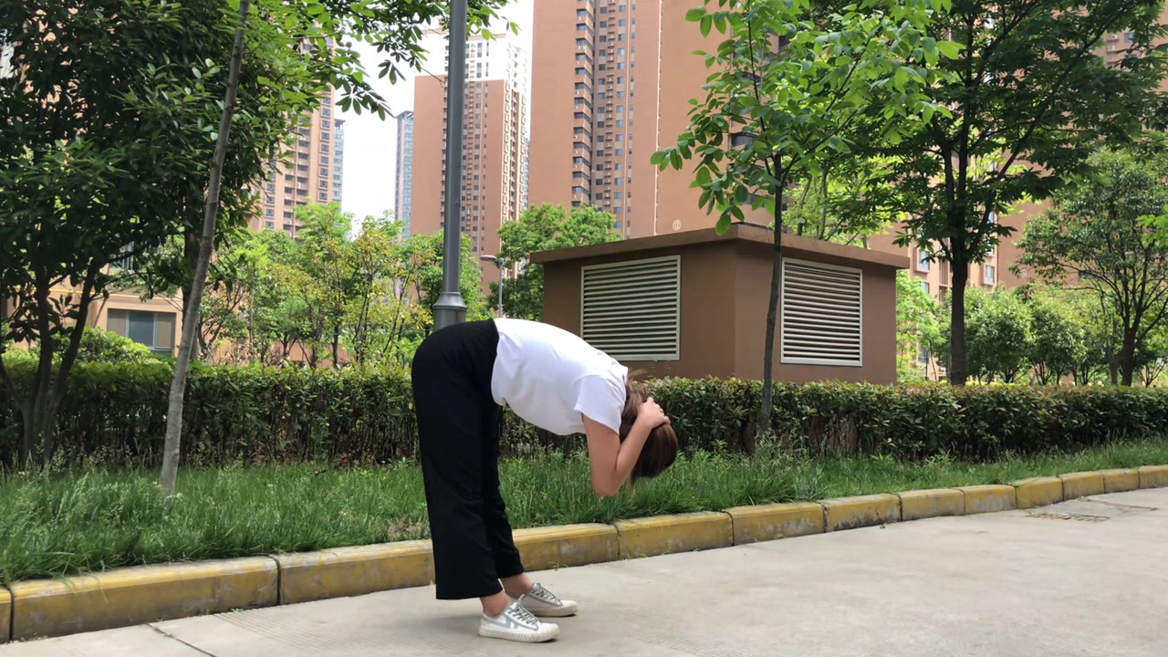 90度弯腰,90度弯腰致敬_大山谷图库