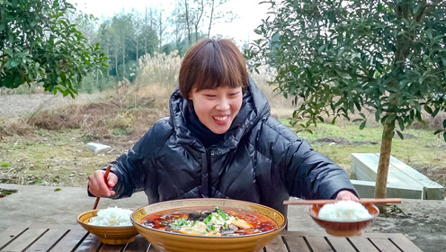 弟弟要出远门,秋妹弄个毛血旺给他吃,撒上一大把辣椒面,过瘾