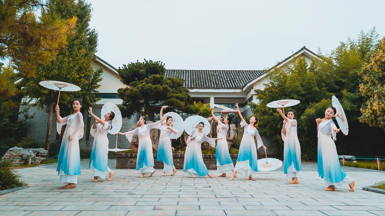 古风伞舞《雨碎江南》仿佛置身江南烟雨中,美如画!