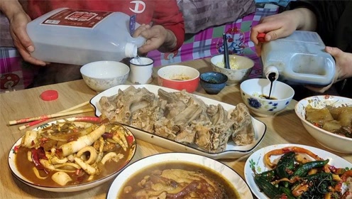 37东北爷仨的伙食,又开荤了,坐在热炕头上,喝酒吃肉,看着都幸福文斌家