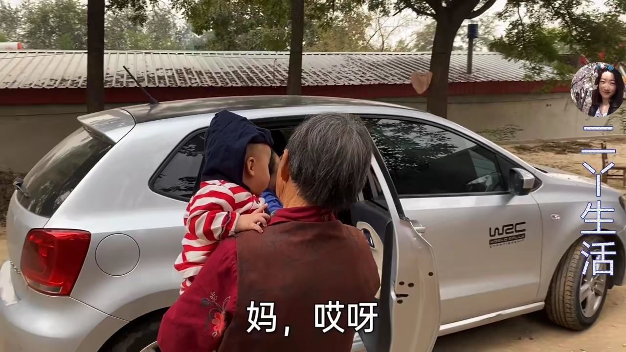 二丫回娘家,奶奶早早在门外等着,航航的动作逗得大家哈哈笑