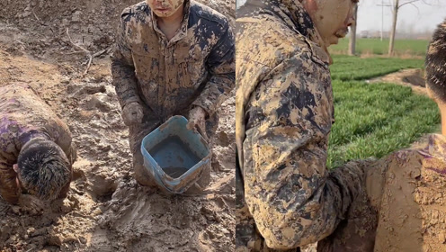 爸爸带儿子捉泥鳅,浑身上下全是泥巴,被妈妈发现后表情亮了