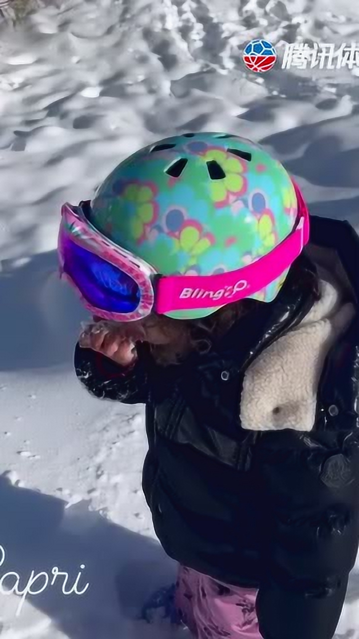 科比一家出游滑雪 大女儿单板技术高超+小女儿吃雪