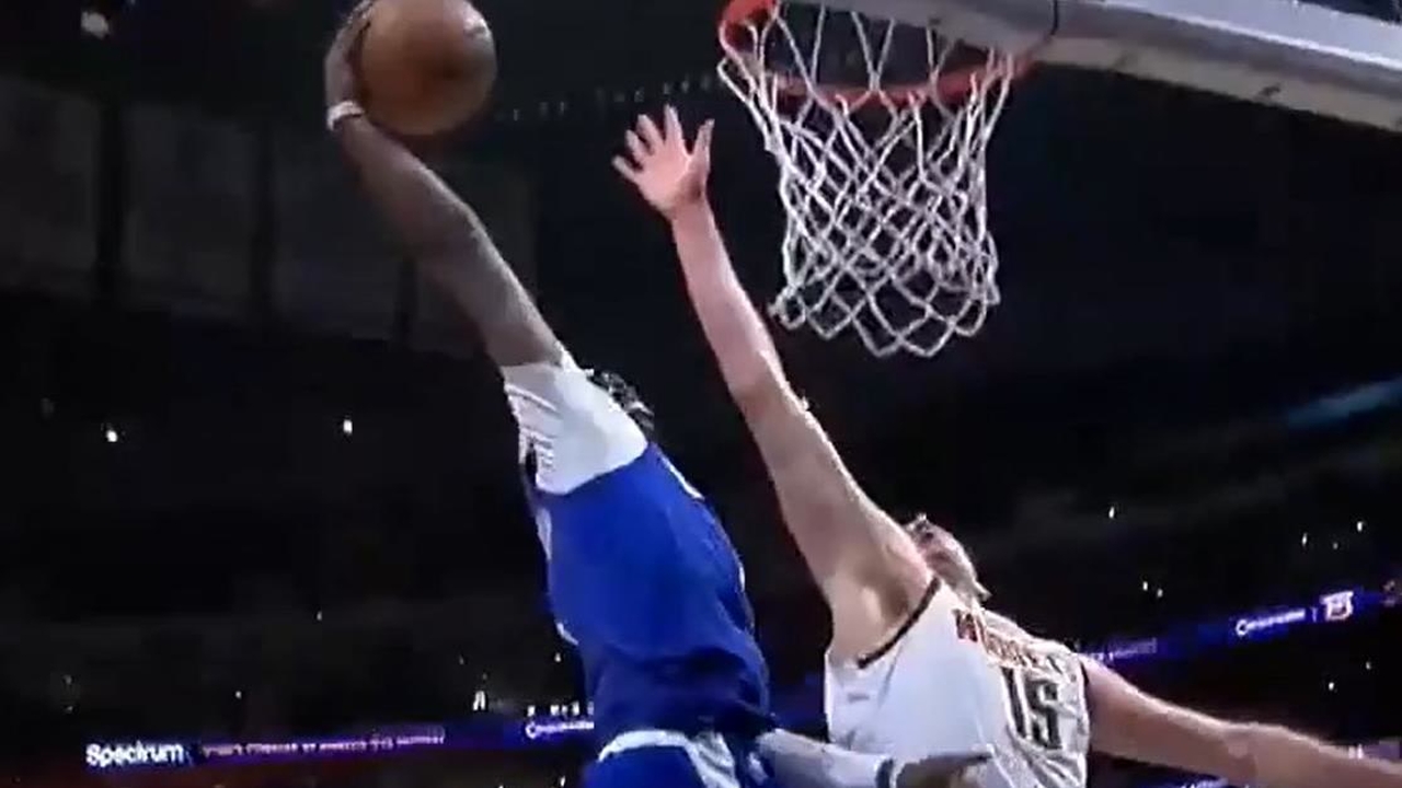 NBA官方出品上周十大扣篮 巴雷特逆天背扣约老师惨当背景板