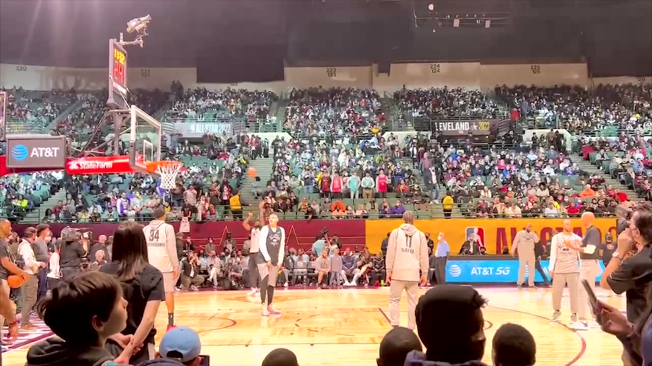 正赛这是要动真格的了！詹姆斯全明星队演练战术 这波詹库连线你期待不期待？