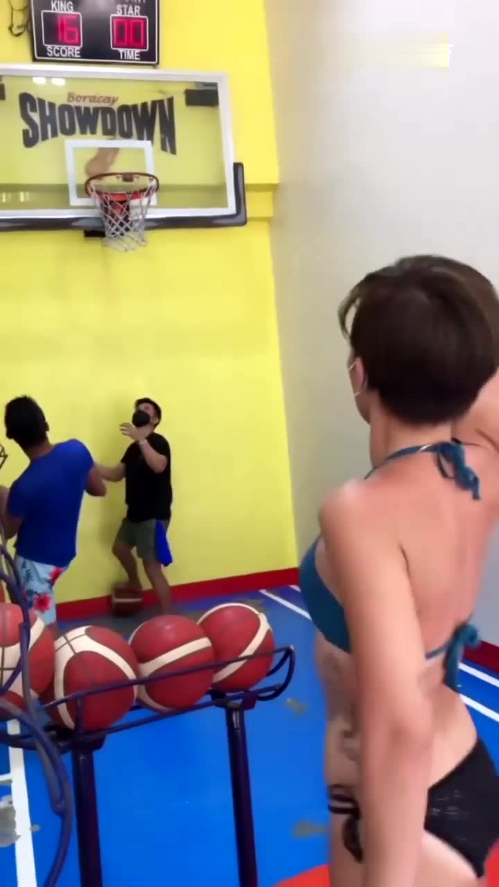 升级版投篮机！这个妹子可比我准多了